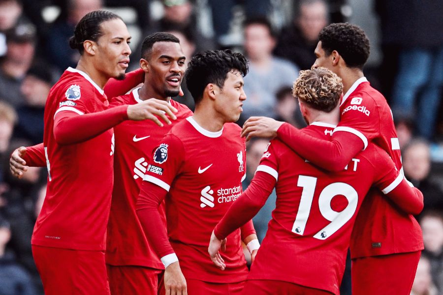 আর্সেনালকে হারিয়ে শীর্ষে লিভারপুল