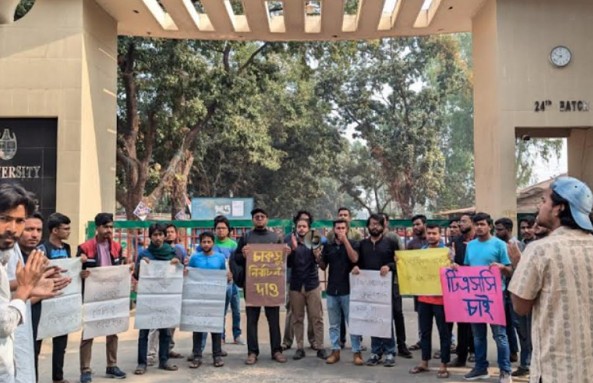 পক্ষপাতহীন চাকসু নির্বাচনের নিশ্চয়তাসহ ৭ দাবিতে চবি ক্যাম্পাসে গণস্বাক্ষর কর্মসূচি