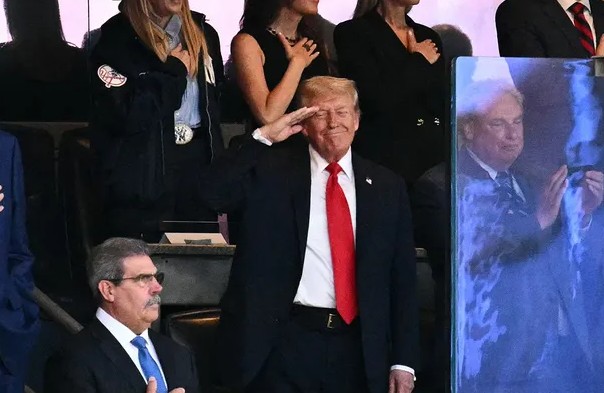 ইয়াংকিস ভক্তদের উষ্ণ অভ্যর্থনা পেলেন ডোনাল্ড ট্রাম্প, স্টেডিয়ামে ‘ইউএসএ’ ধ্বনি