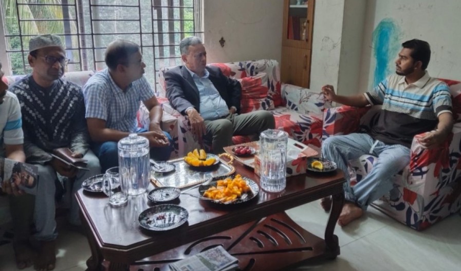 নুরকে দেখতে বাসায় গেলেন আমির খসরু